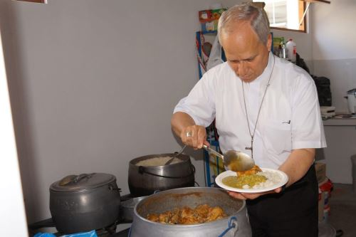 Robert Prevost probando gastronomía del norte peruano.