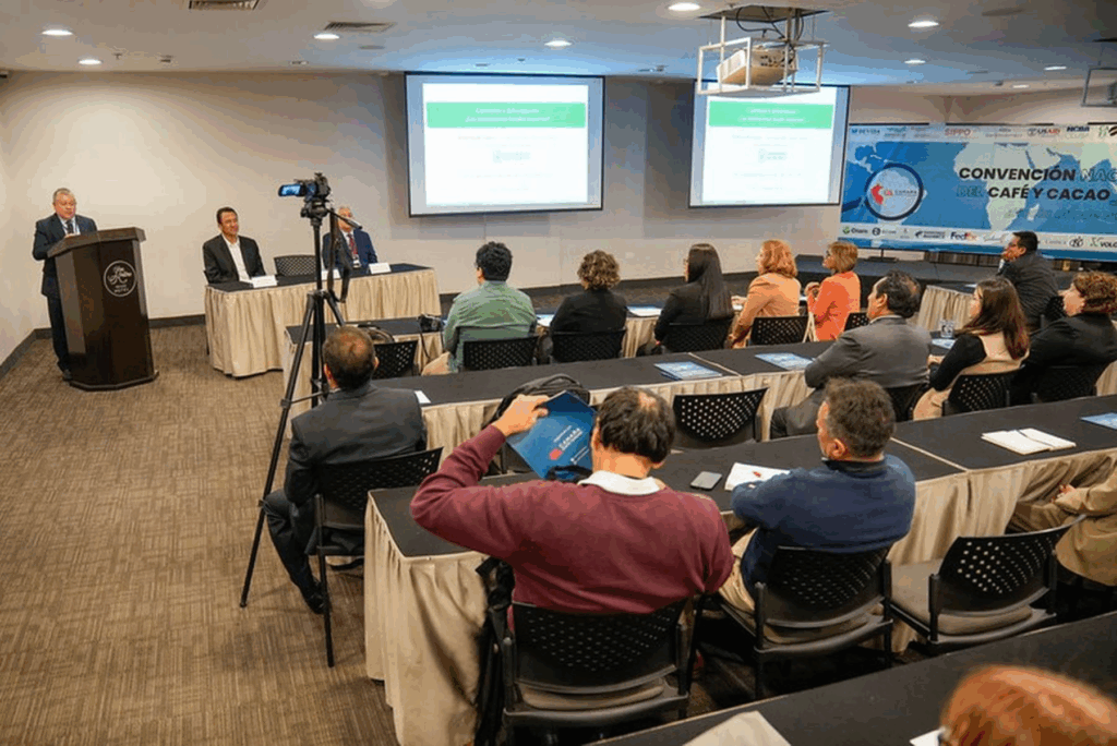 Fuente: https://andina.pe/agencia/noticia-convencion-nacional-del-cafe-y-cacao-debatio-futuro-del-sector-1031656.aspx