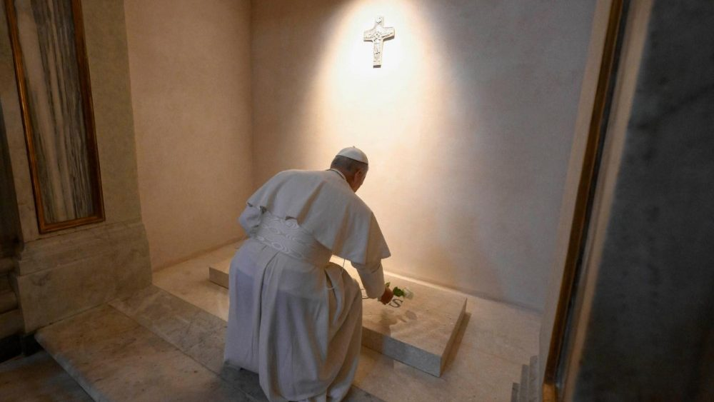 Papa León XIV ante la tumba de Francisco.