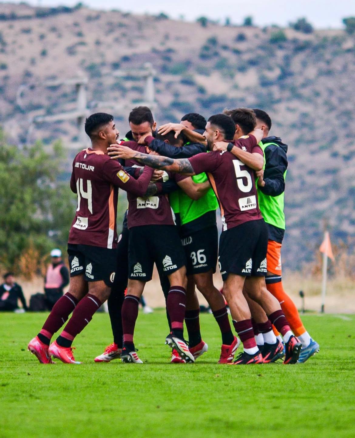 El equipo Universitario de Deportes celebrando la victoria luego del partido con Ayacucho FC